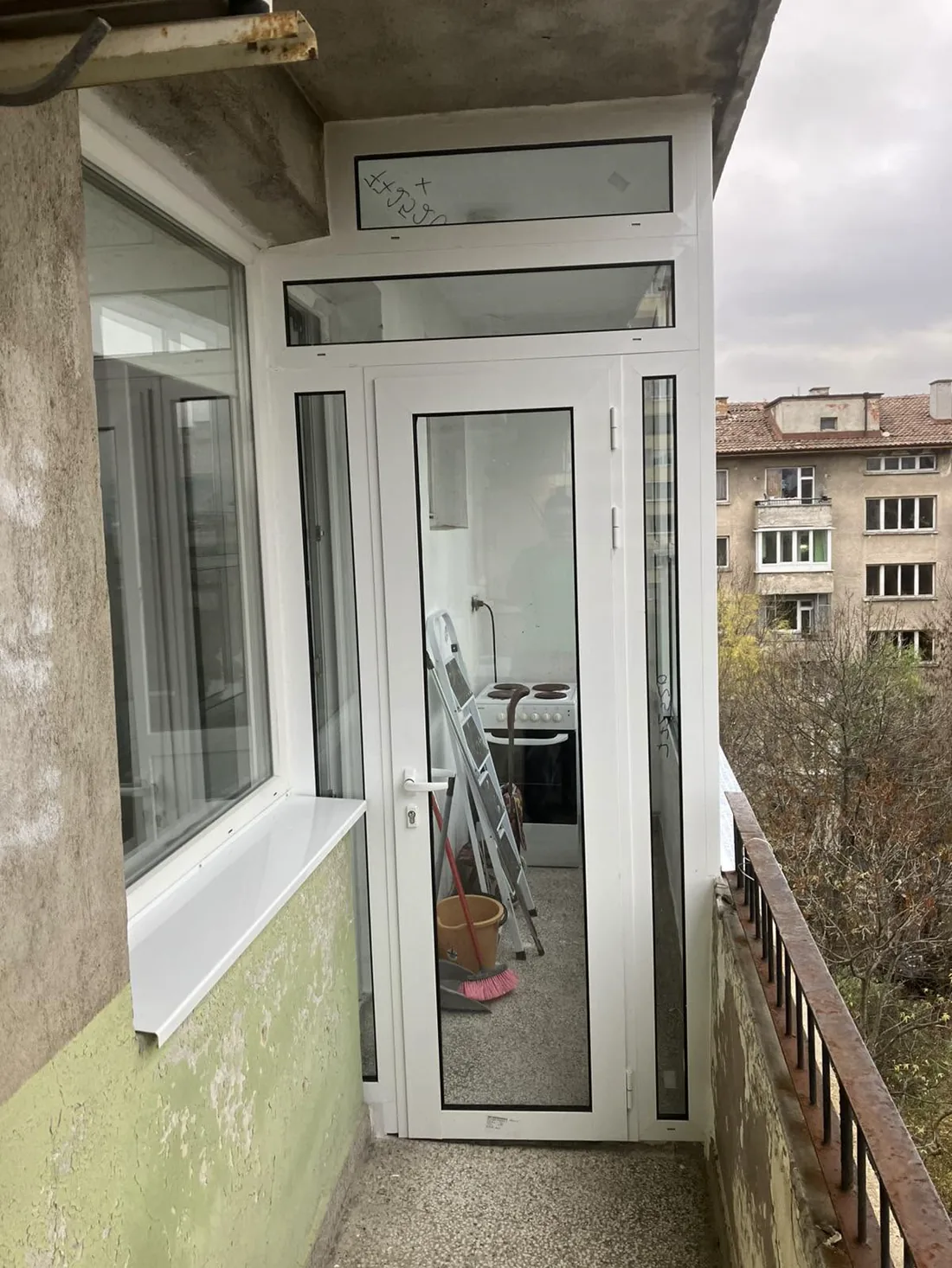 Бяла PVC врата с голямо стъкло в апартамент.