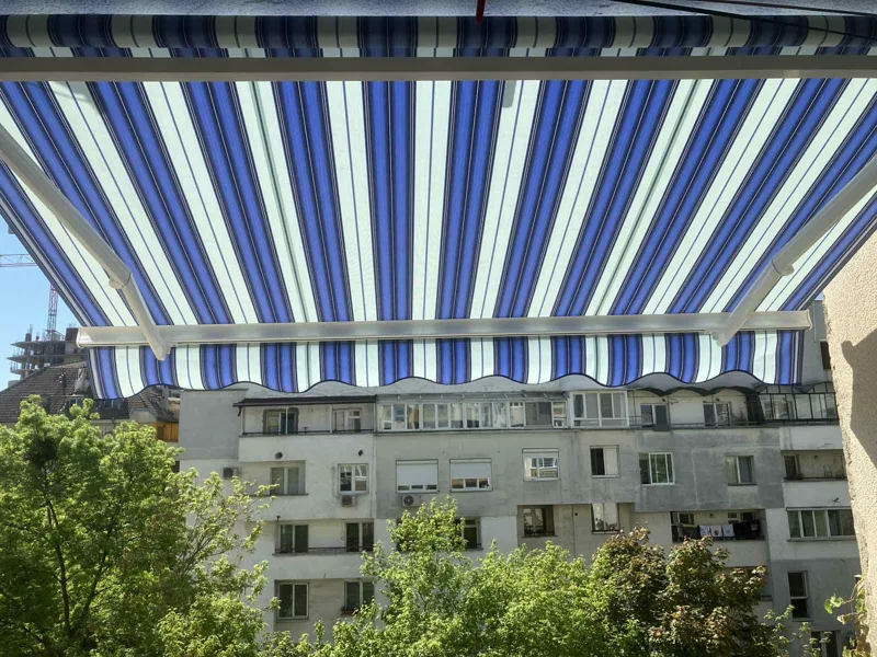 сгъваема щора над балкон.